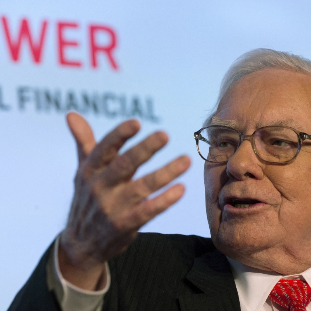 Berkshire Hathaway reduz participação na Apple e aumenta caixa