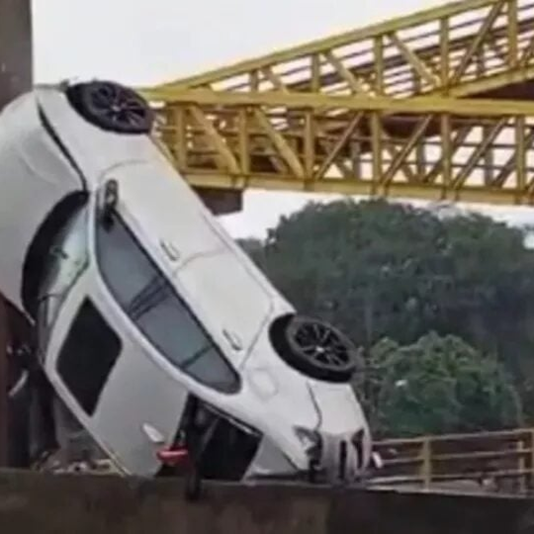 Carro capota e atinge passarela em Ponta Grossa