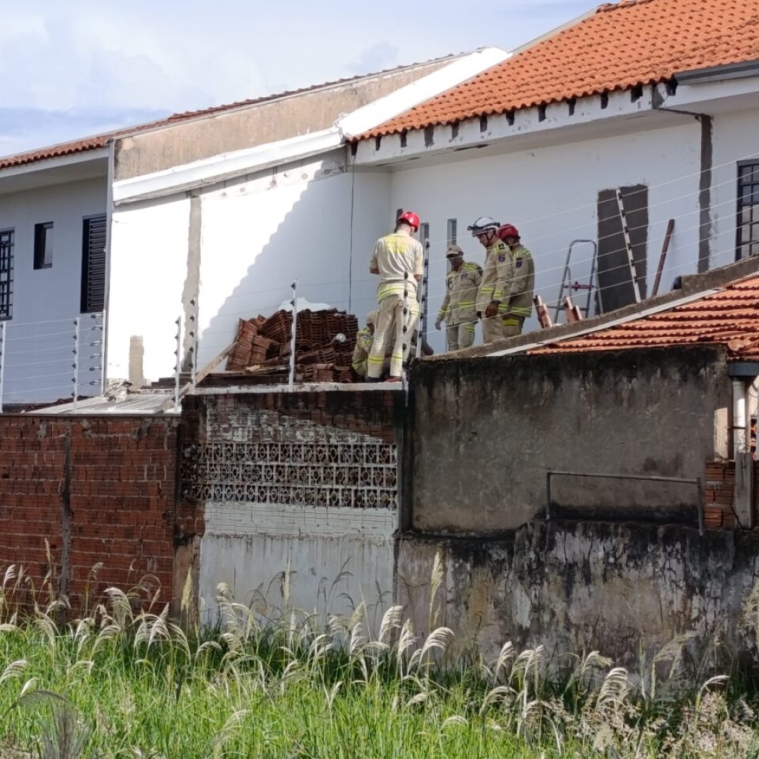 Pedreiro cai do telhado de sobrado e se fere gravemente em Maringá