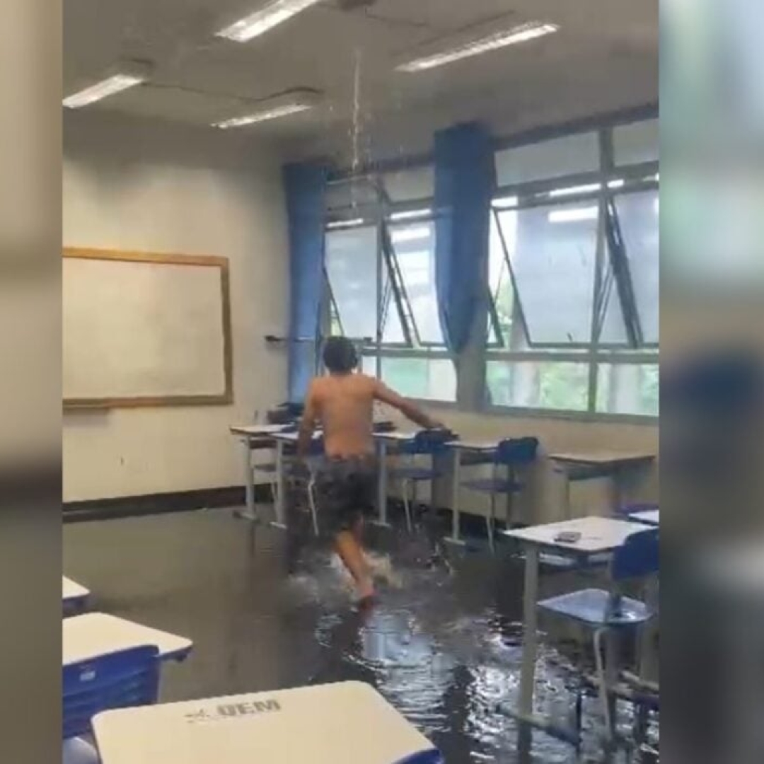 Vídeo de estudantes em sala de aula alagada pela chuva circula na UEM