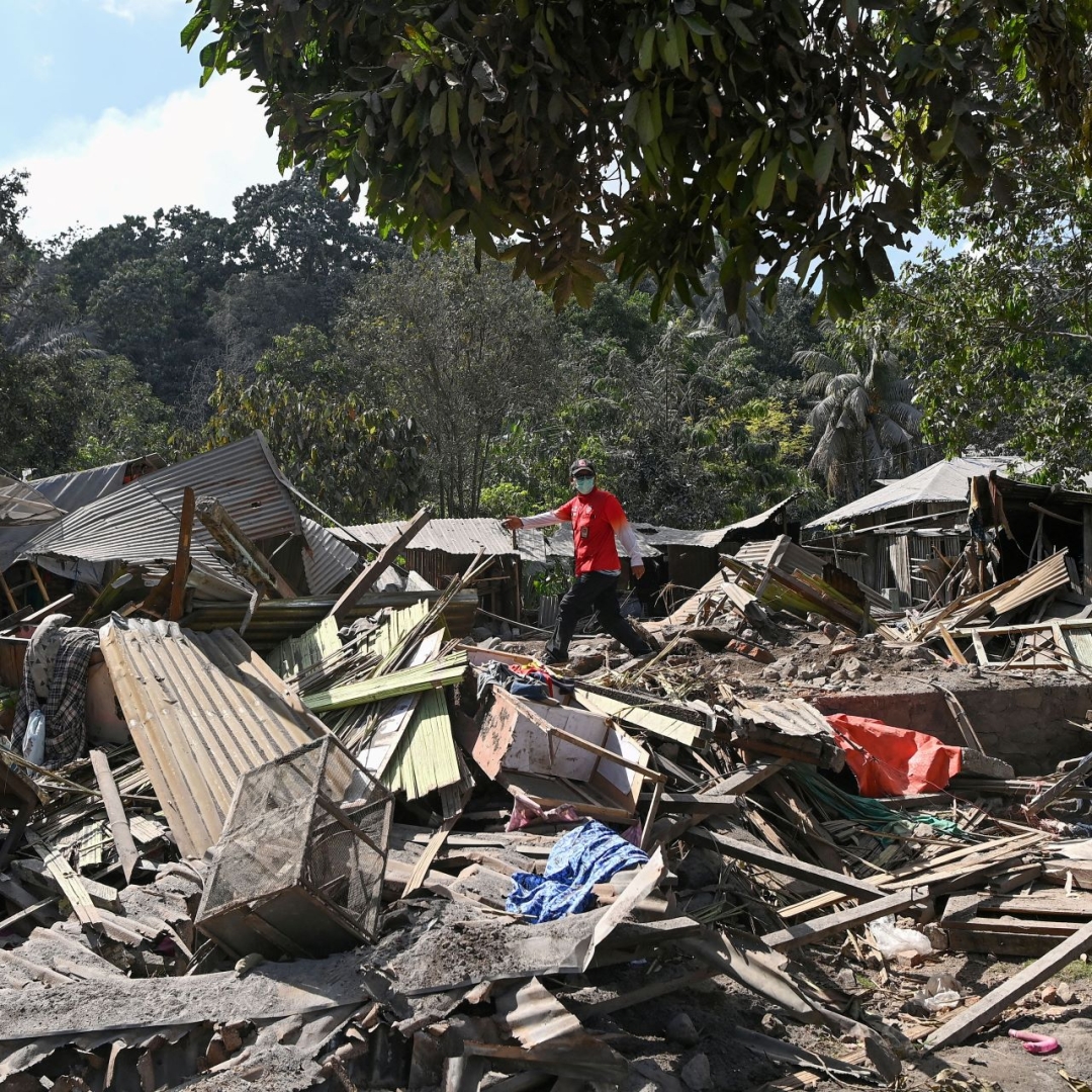 Erupção de vulcão na Indonésia causa mortes e evacuações