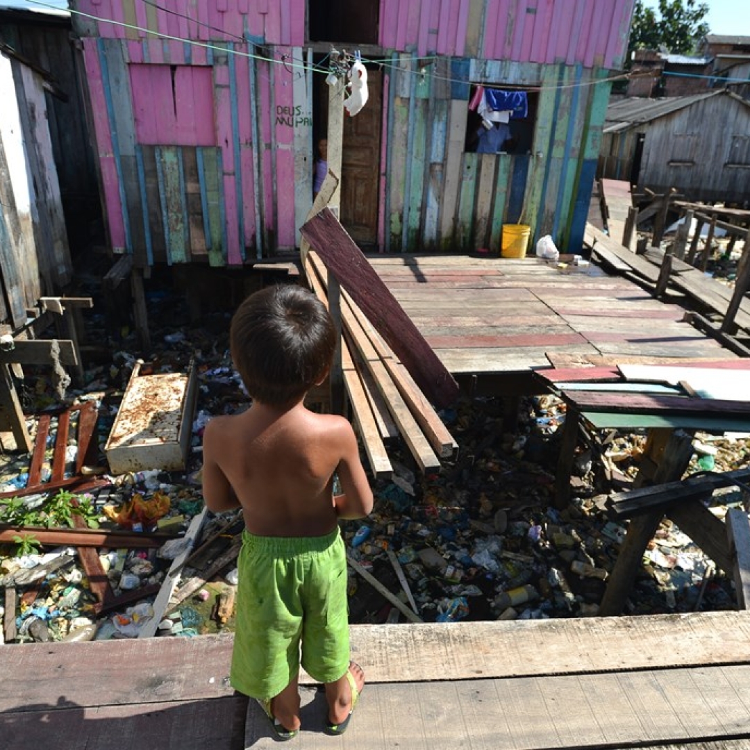 População em favelas no Brasil avança para 8,1% em 2022