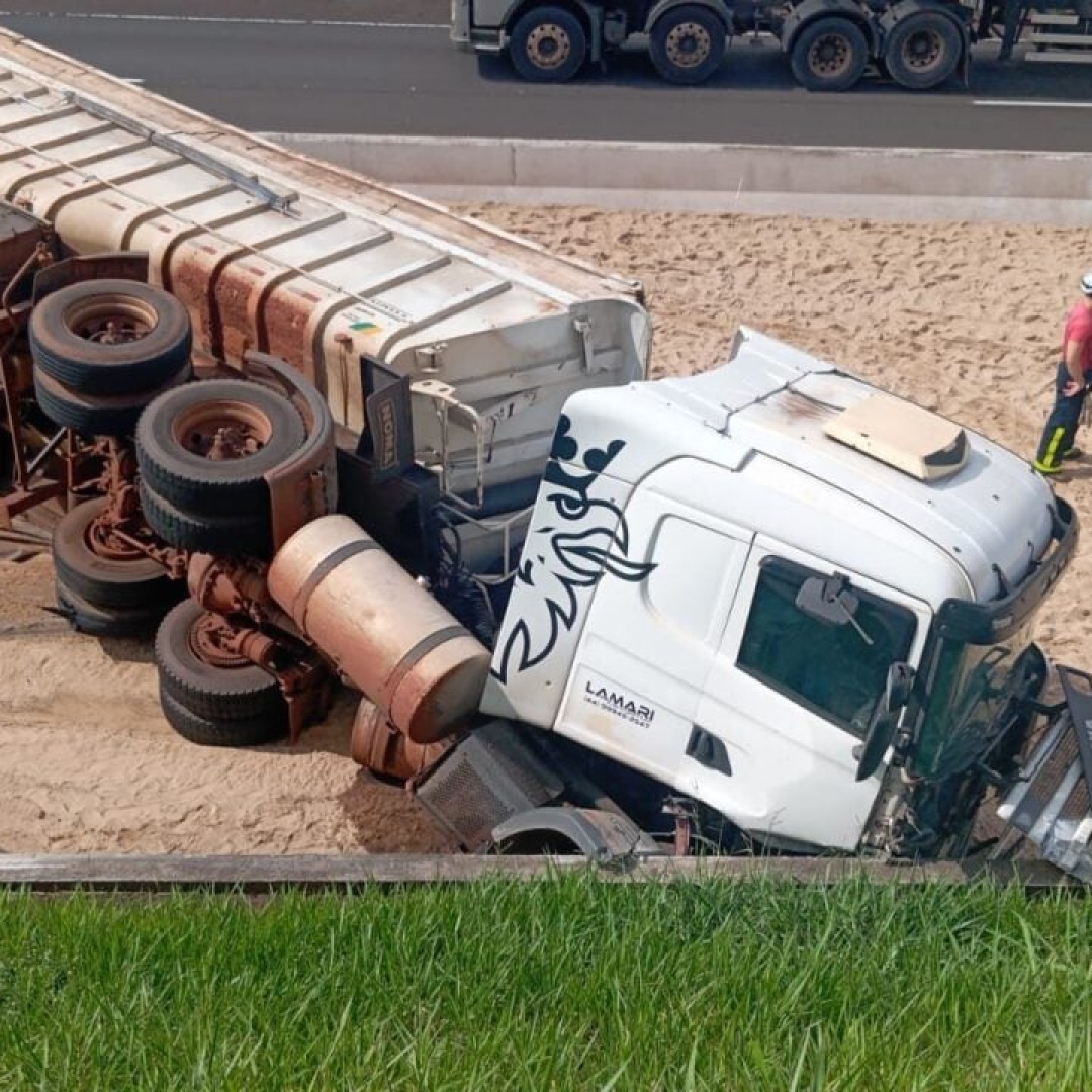 Tráfego no Contorno Norte de Maringá comprometido por danos no asfalto e carreta tombada