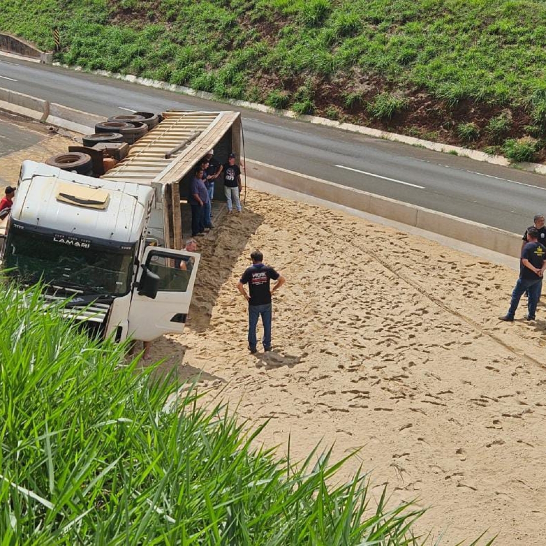 Carreta tomba no Contorno Norte em Maringá