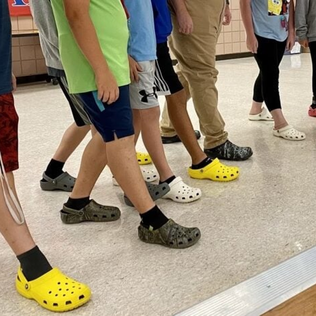 Tamancos Crocs são banidos em escolas dos EUA