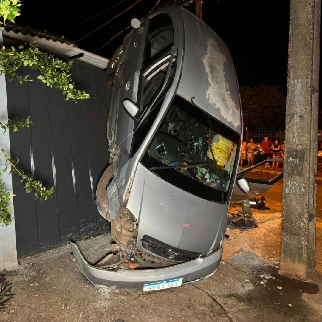 Carro fica ‘em pé’ após acidente de trânsito em Sarandi; vídeo