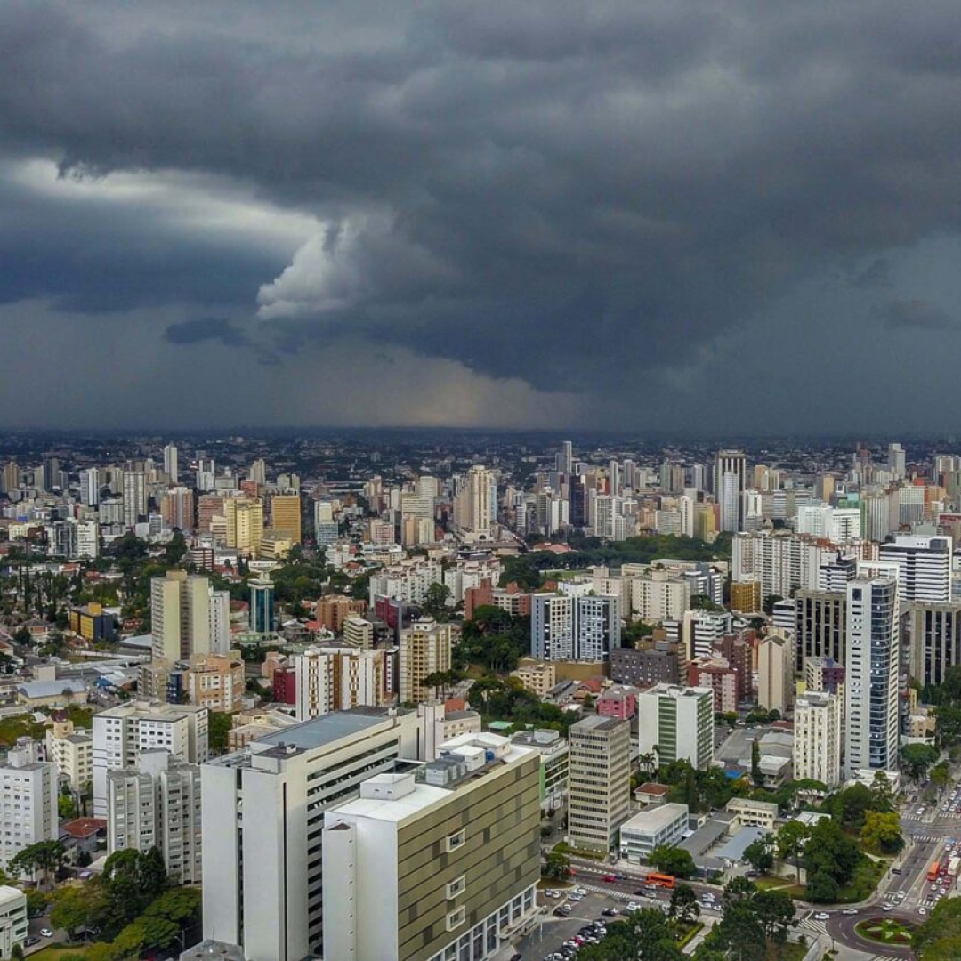 Frente fria causa chuva e temporais no Paraná