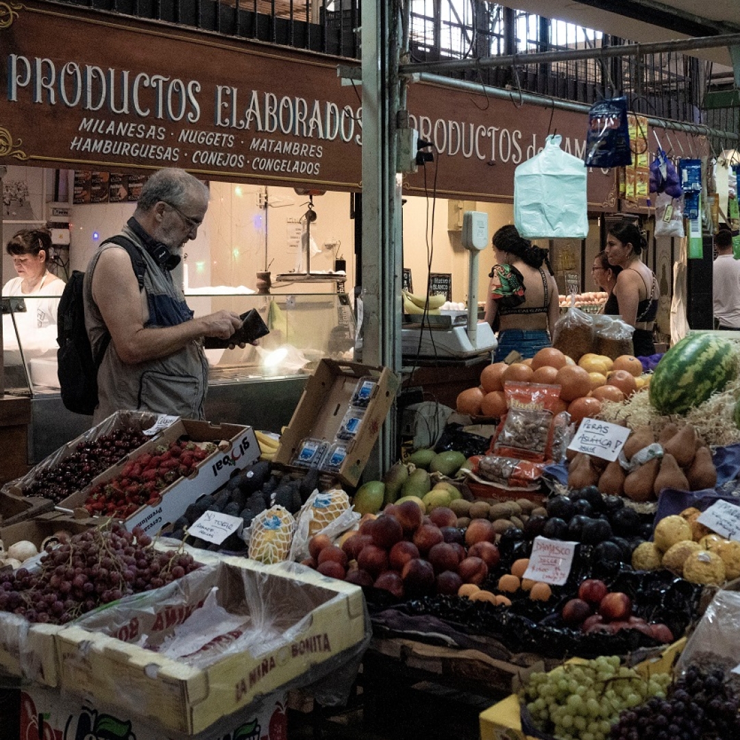 Inflação na Argentina desacelera e atinge nível mais baixo em três anos