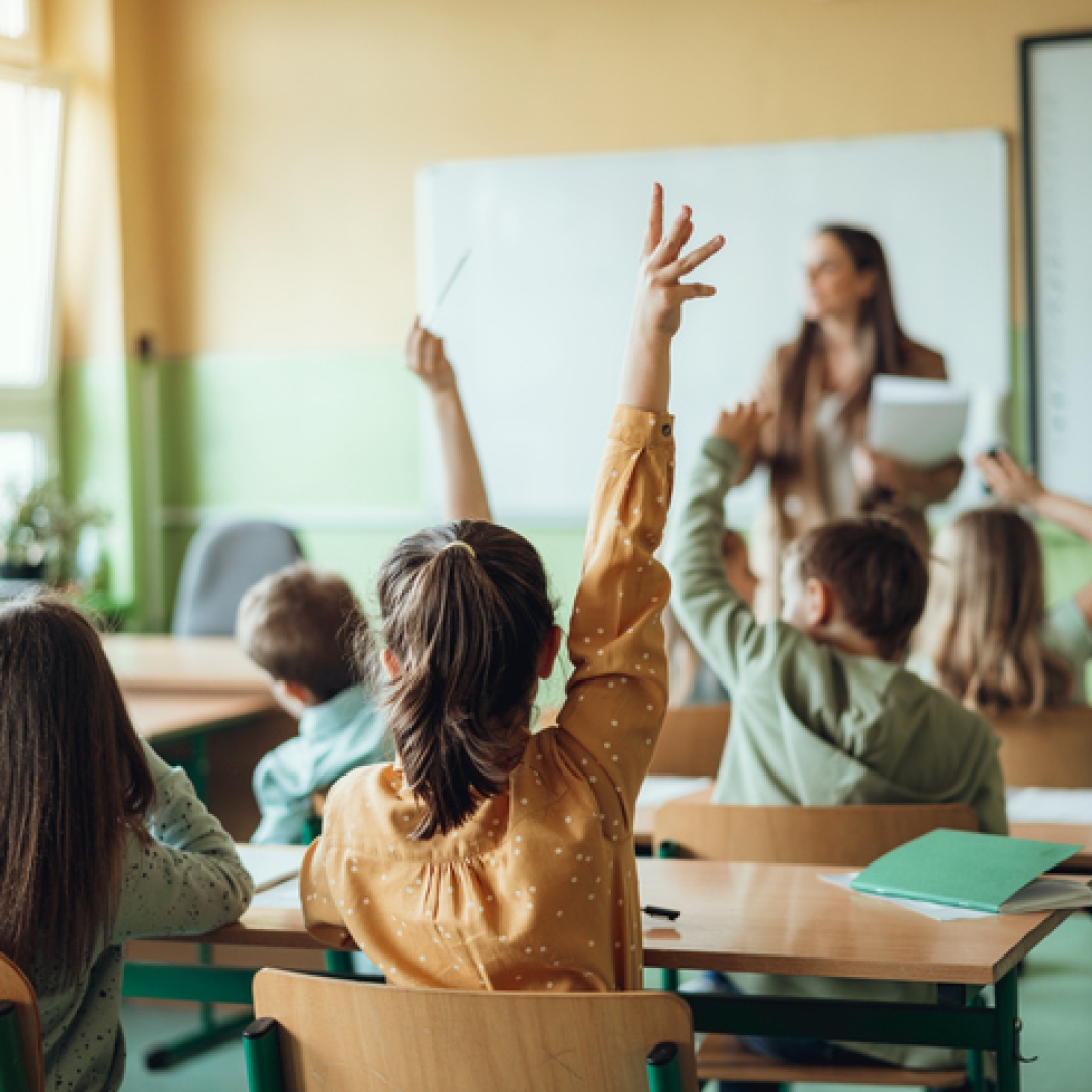 Alesp aprova projeto que proíbe uso de celulares em escolas