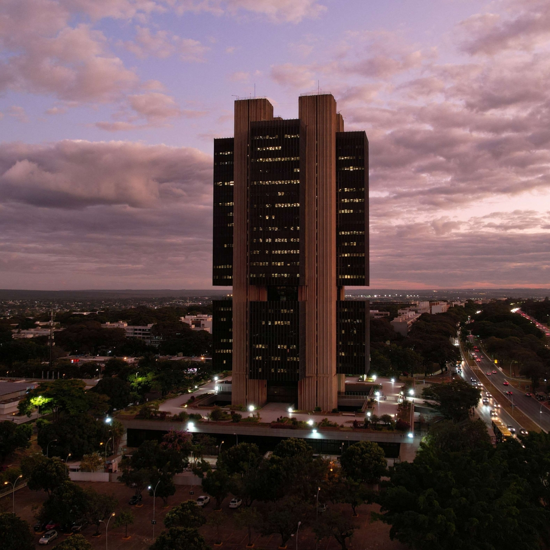 Banco Central fará leilão de US$ 4 bilhões para segurar alta do dólar