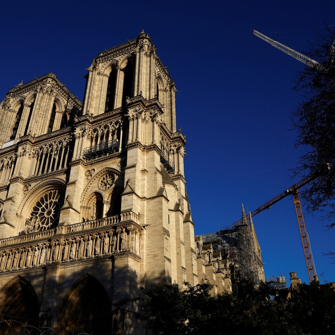 Presidente francês visita Catedral de Notre-Dame após restauração