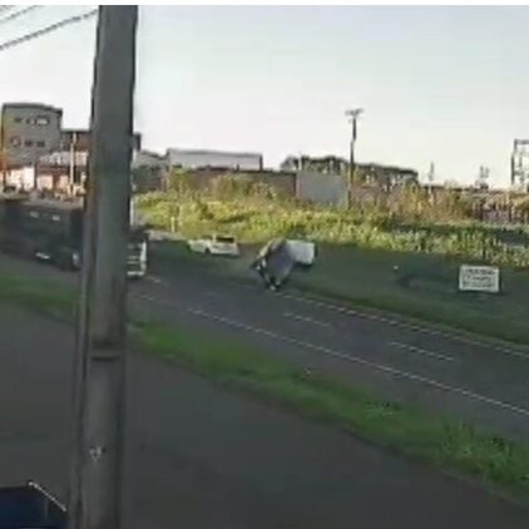 Acidente com capotamento em Sarandi deixa motorista gravemente ferido