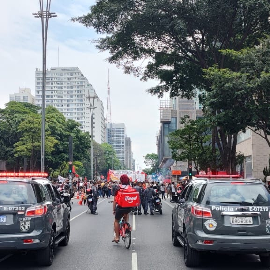 Manifestantes pedem fim da escala de trabalho 6x1 em capitais brasileiras