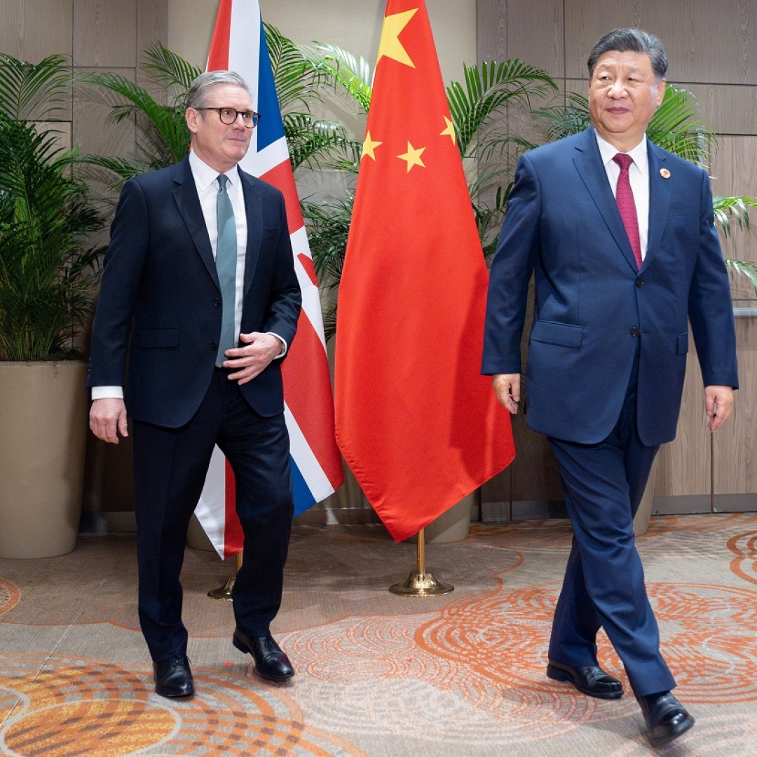 Primeiro-ministro britânico levanta preocupações sobre direitos humanos e Taiwan em reunião com presidente chinês