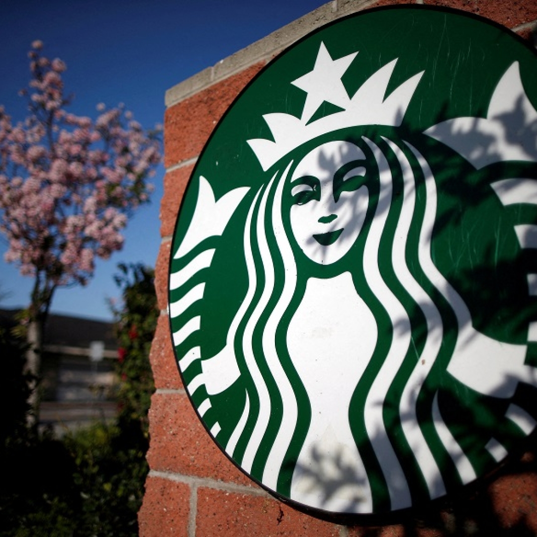 Starbucks avalia venda de participação na China