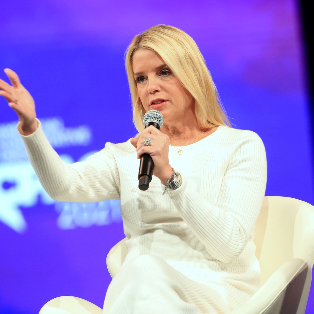 Donald Trump anuncia Pam Bondi como procuradora-geral