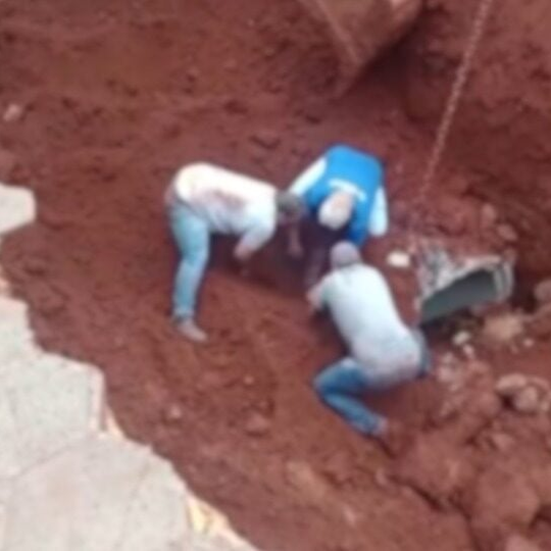 Trabalhador é resgatado após ser soterrado em obra no Paraná