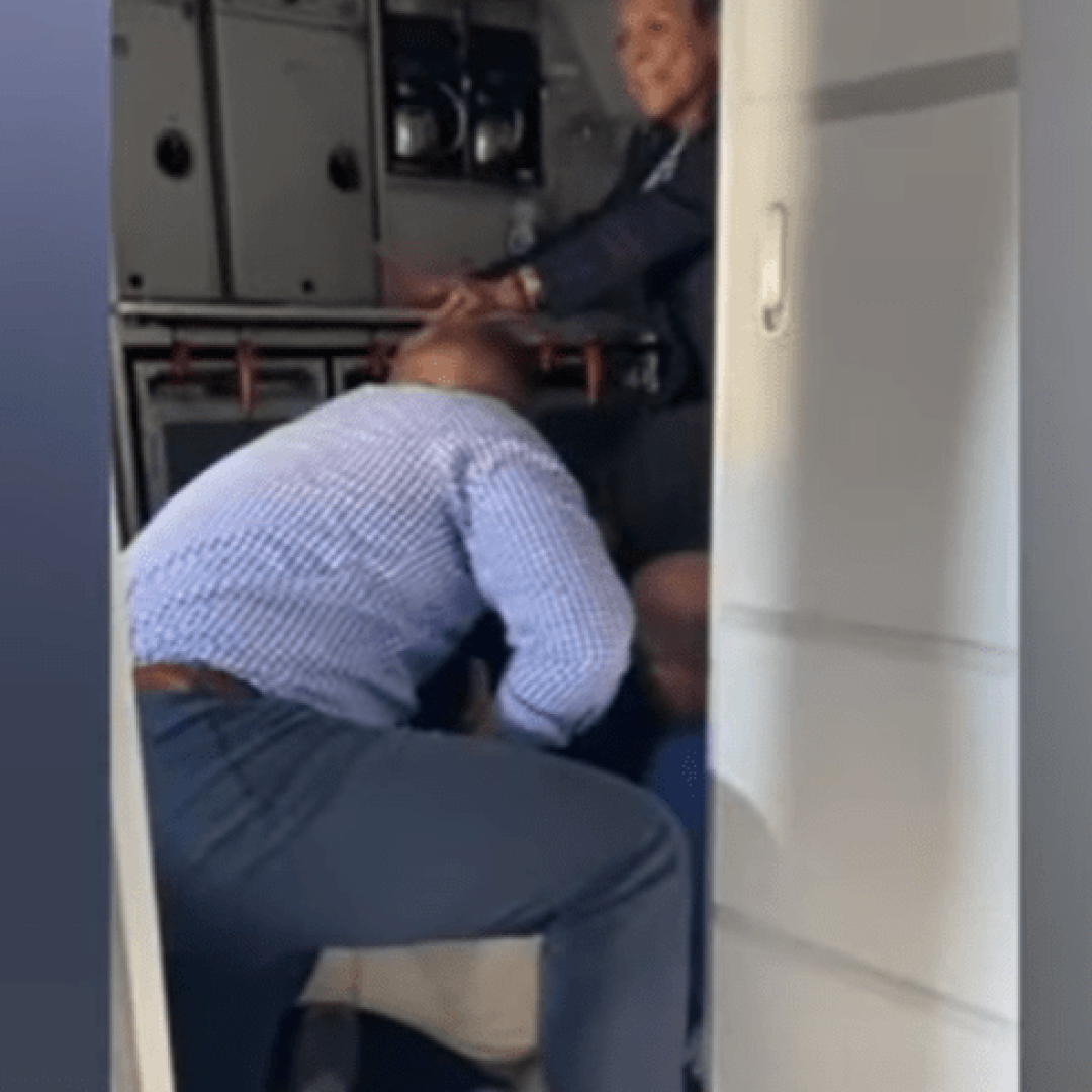 Passageiros impedem homem de abrir porta da cabine em voo nos EUA