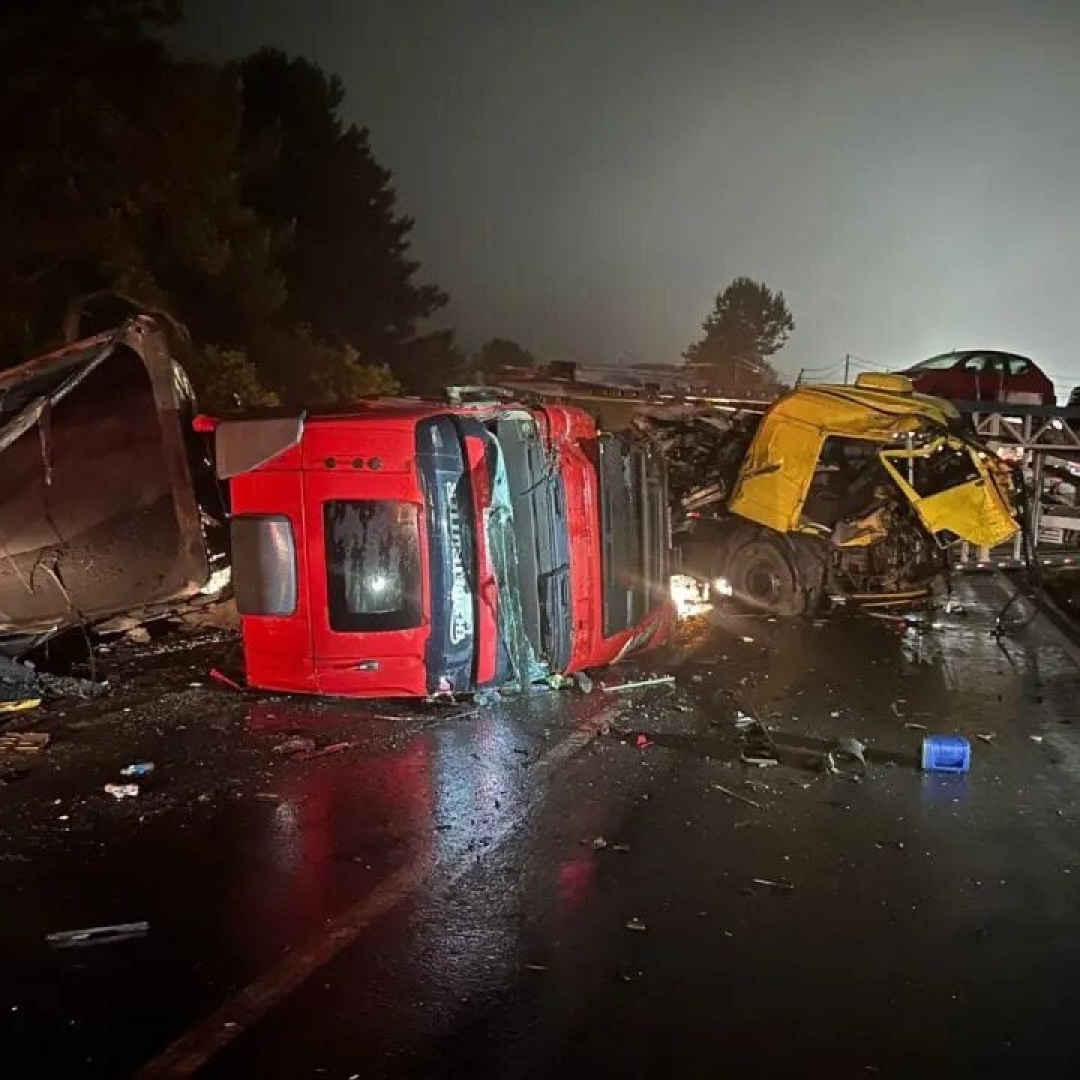 Batida entre caminhões interdita rodovia no Paraná