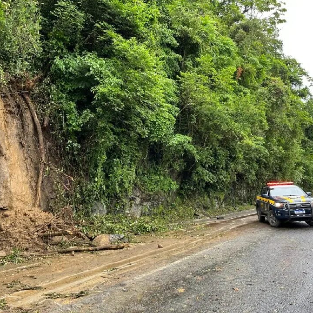 Deslizamento causa bloqueio na BR-277 em Morretes