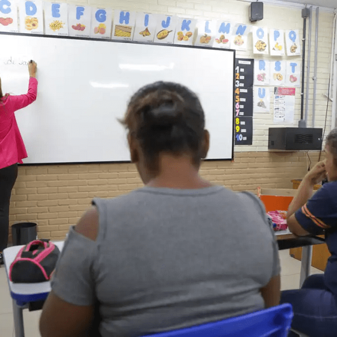 Benefício Pé-de-Meia começa a ser pago para estudantes de ensino médio da rede pública