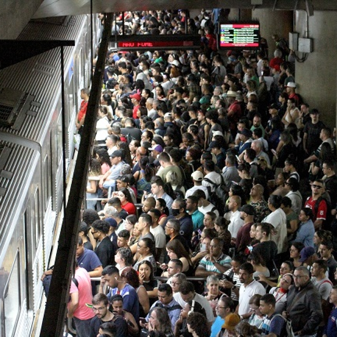 Falha em trem causa transtornos na Linha 3-Vermelha do Metrô de São Paulo