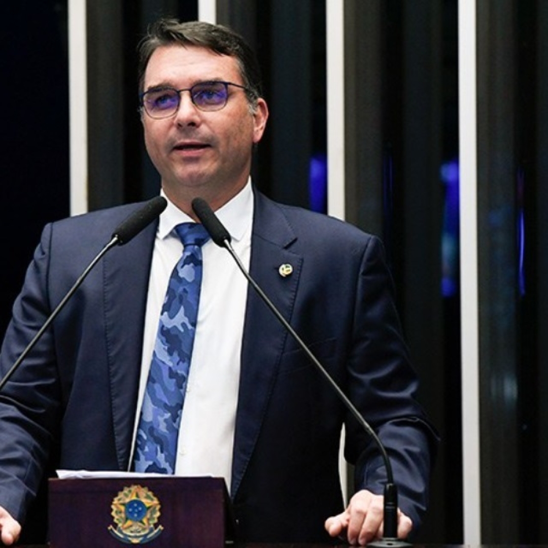 Flávio Bolsonaro nega organização sugerida pela PF