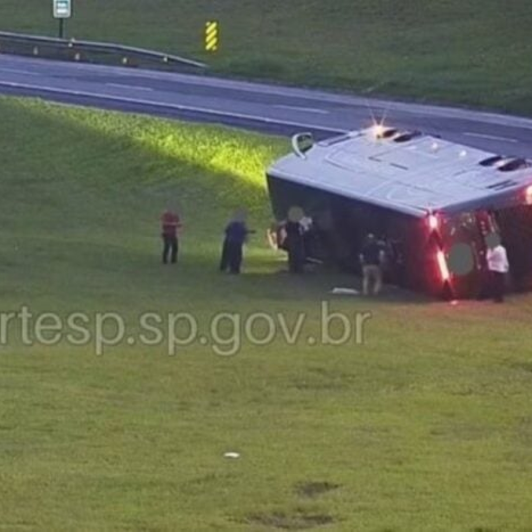 Ônibus com 34 passageiros tomba na Castello Branco