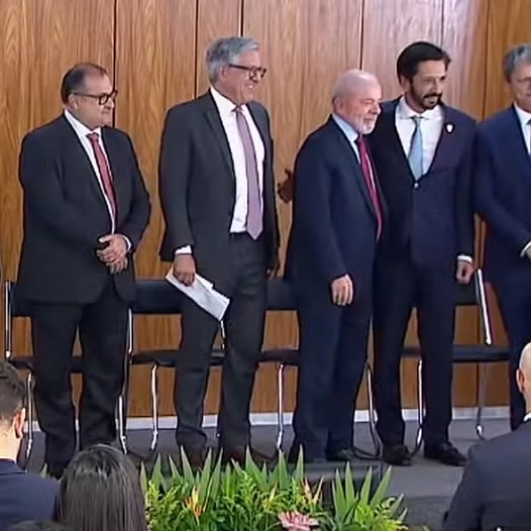 Lula se reúne com adversários políticos em cerimônia no Planalto