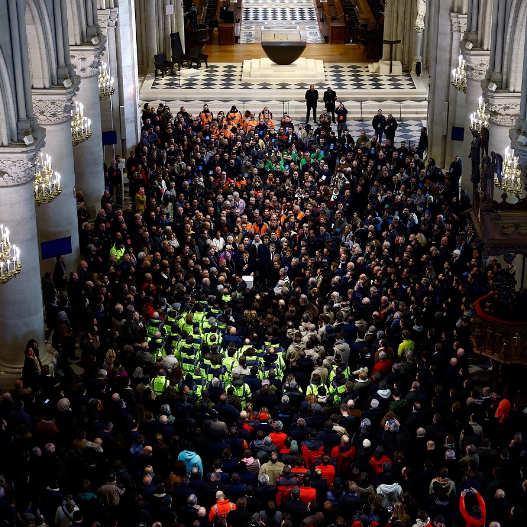 Presidente francês elogia artesãos que reconstruíram Notre-Dame de Paris após incêndio