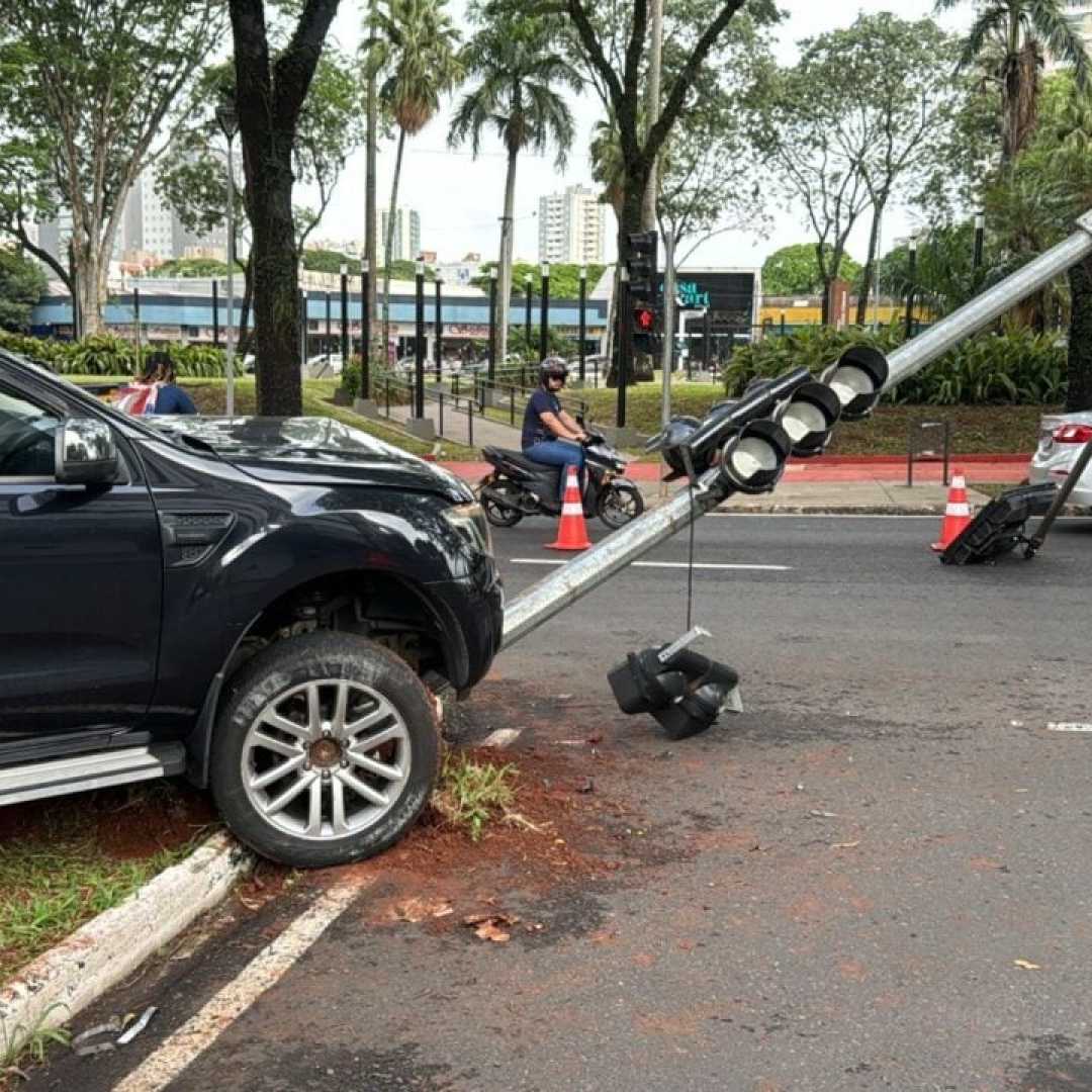 Motorista derruba semáforo em Maringá