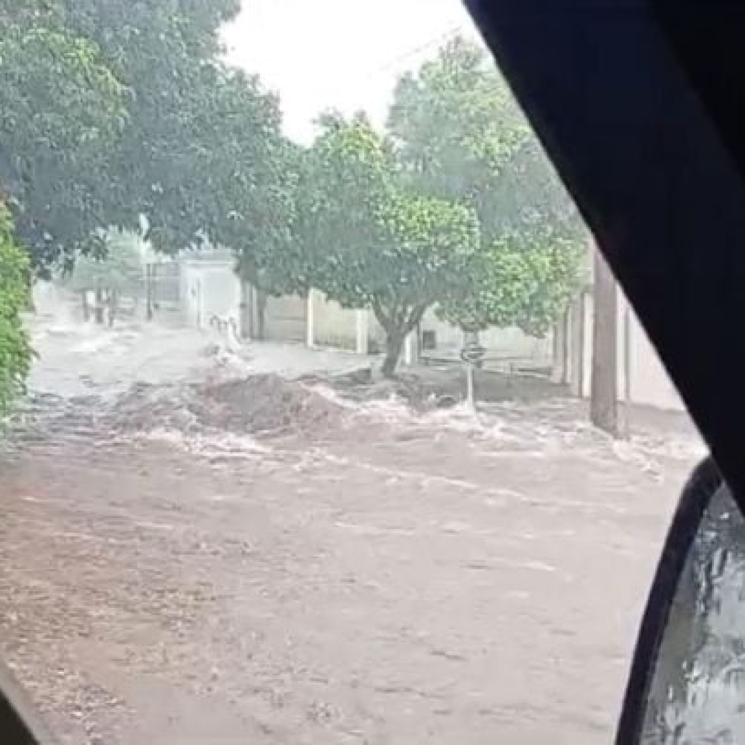 Chuva forte causa alagamentos em Paranavaí