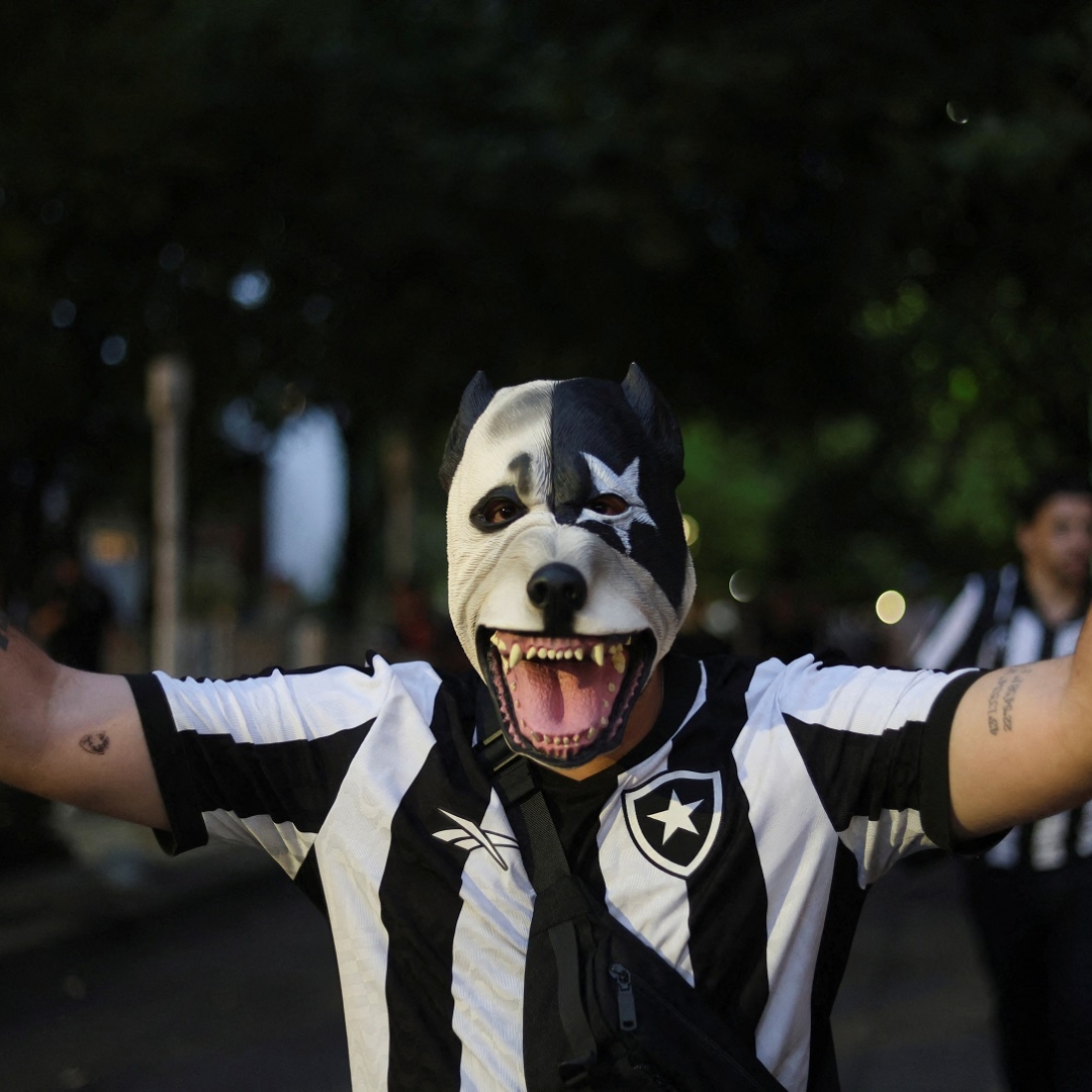 Jogadores do Botafogo desfilam em carro aberto após vitória na Libertadores