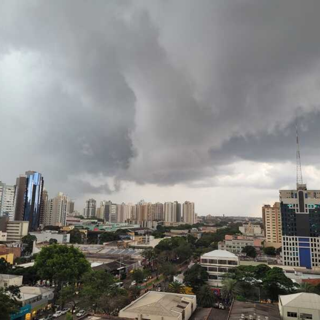 Frente fria provoca chuvas no Paraná