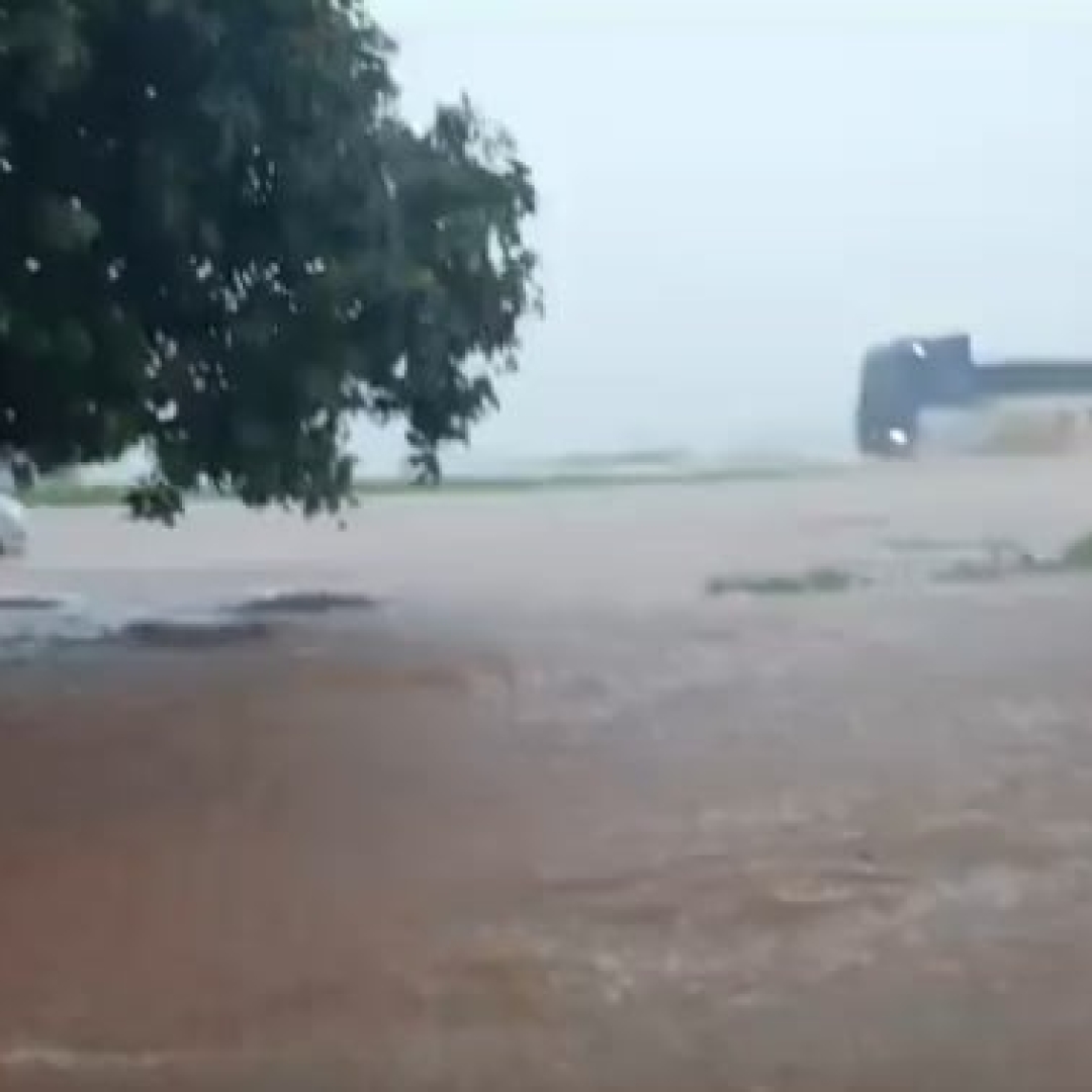 Chuva causa alagamentos em Floresta, Paraná