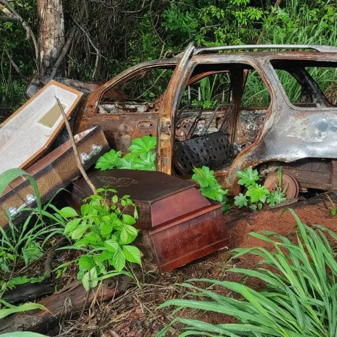 Caixões abandonados em rodovia de Cambira assustam moradores