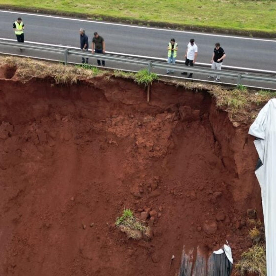 Interdição na BR-376 em Nova Esperança devido a deslizamento