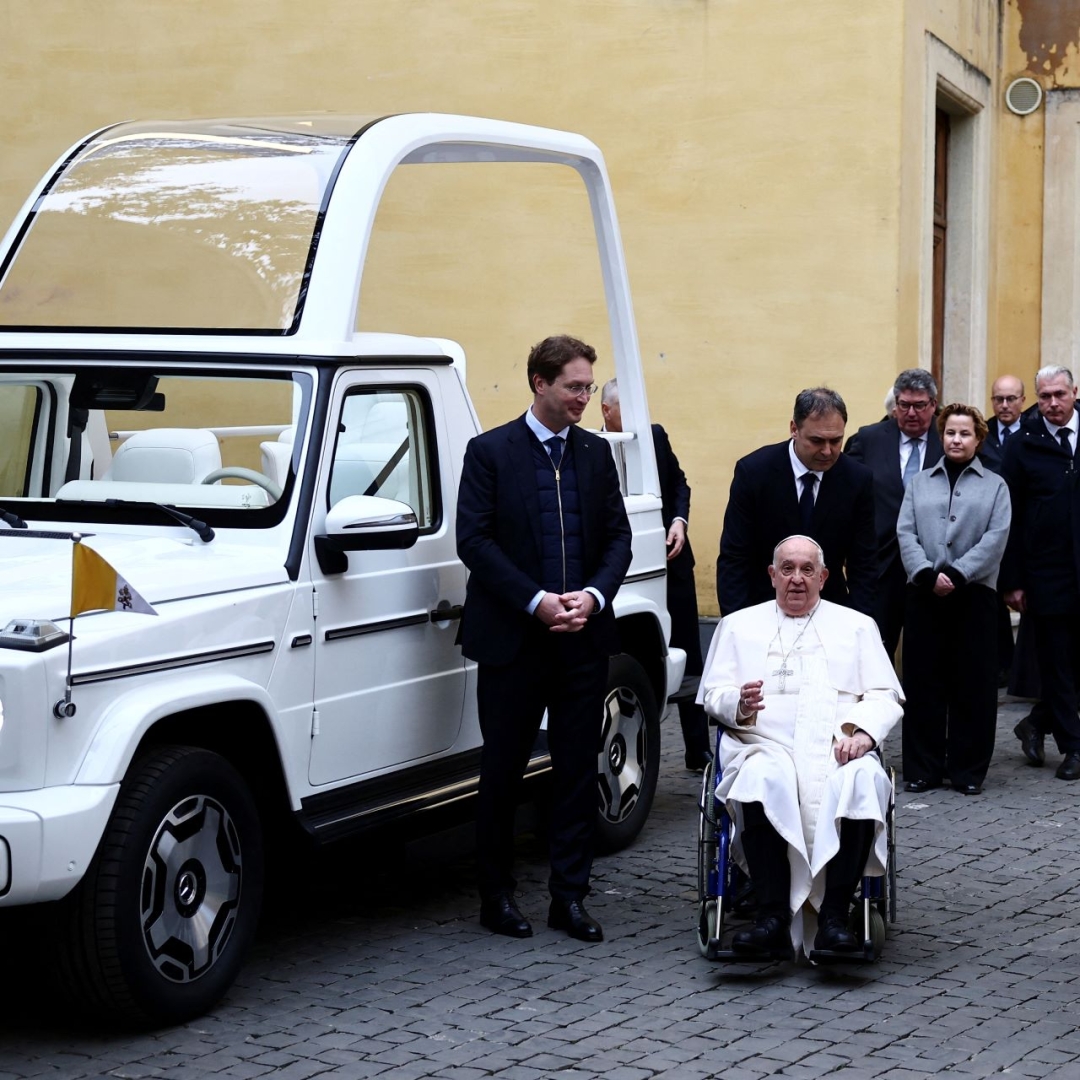 Vaticano apresenta novo papamóvel elétrico da Mercedes-Benz