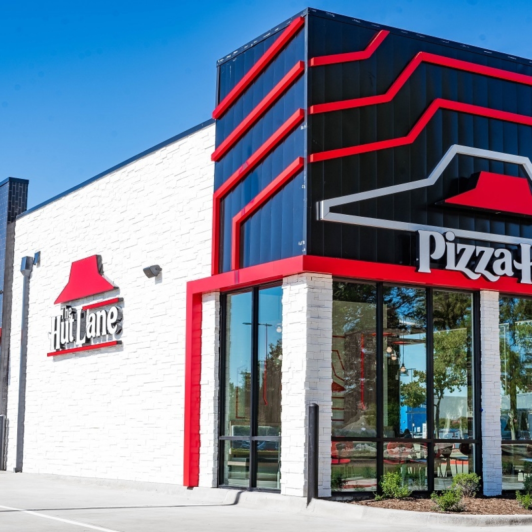 Pizza Hut lança modelo de drive-thru para retirada rápida de pedidos