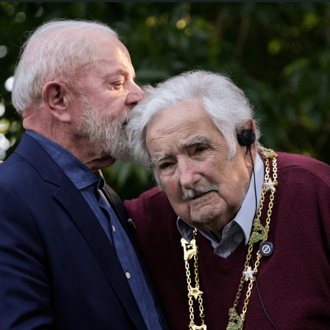 Lula entrega honraria a Pepe Mujica no Uruguai