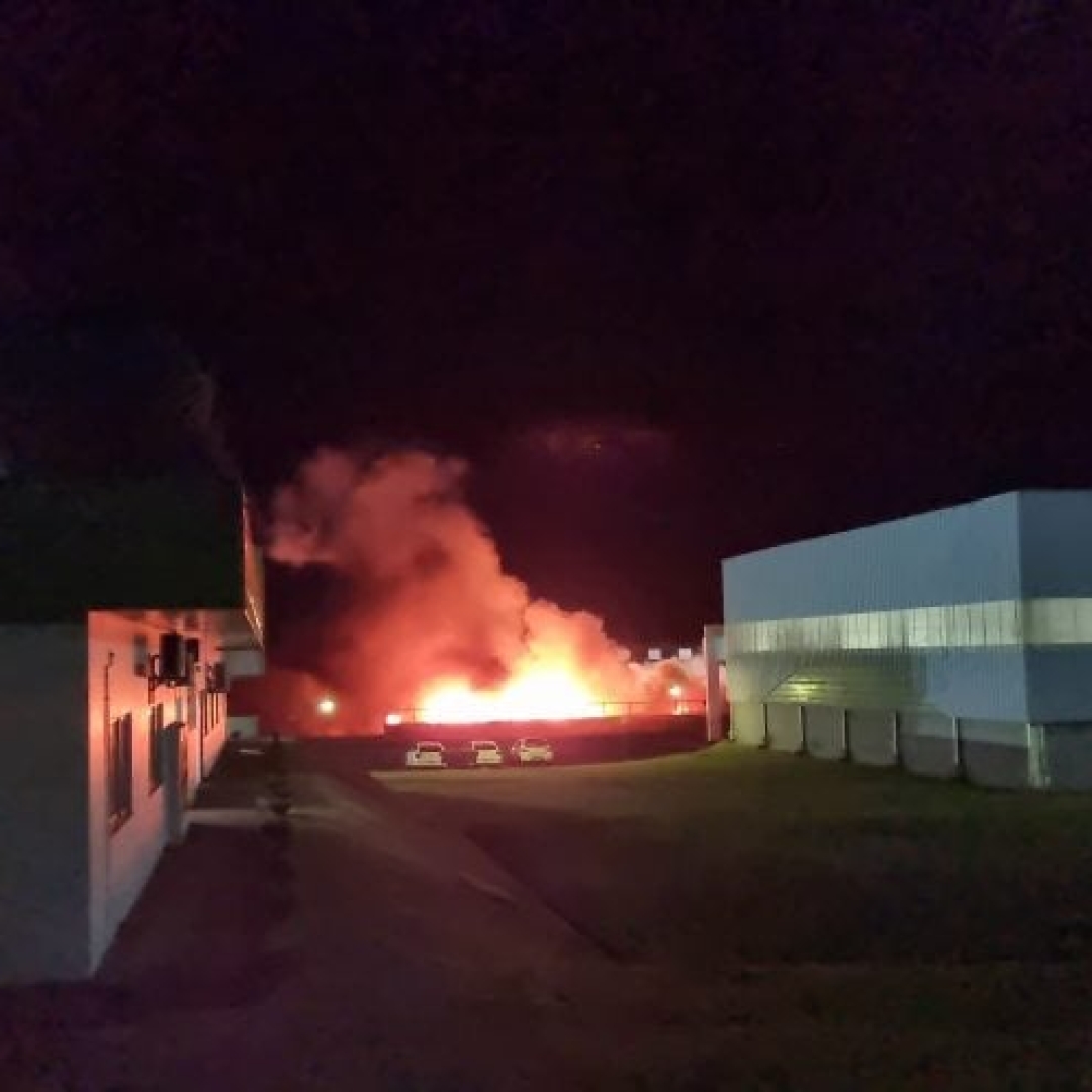 Incêndio destrói fábrica de velas em Cascavel