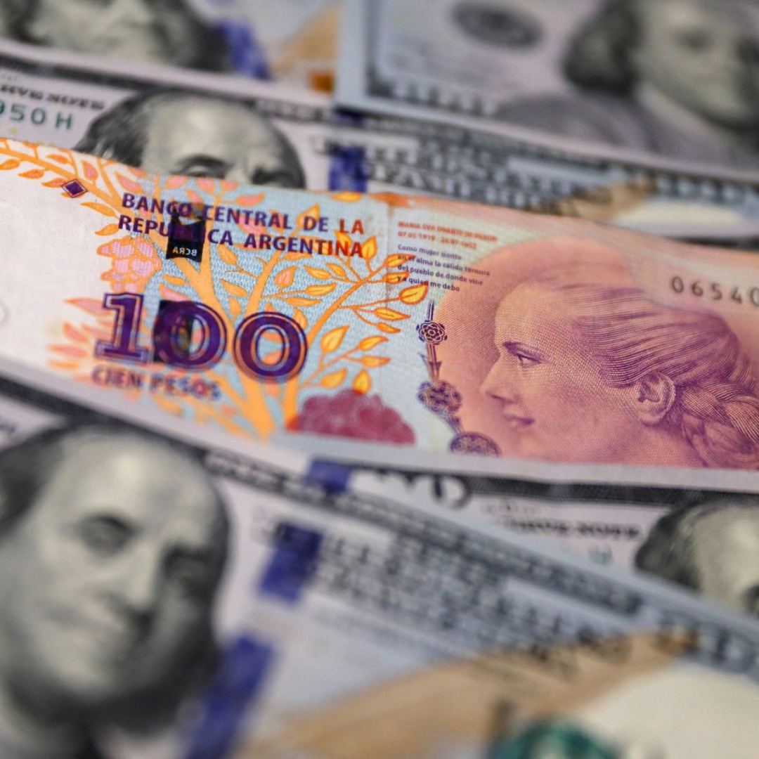 Dólar blue se aproxima da cotação oficial na Argentina