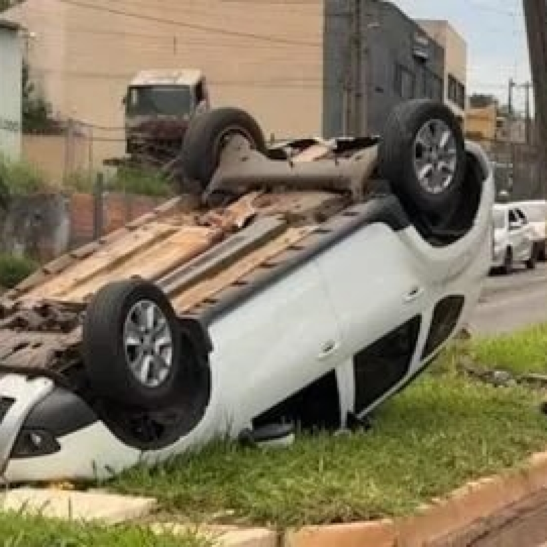 Carro capota na BR-369 após colisão com carreta