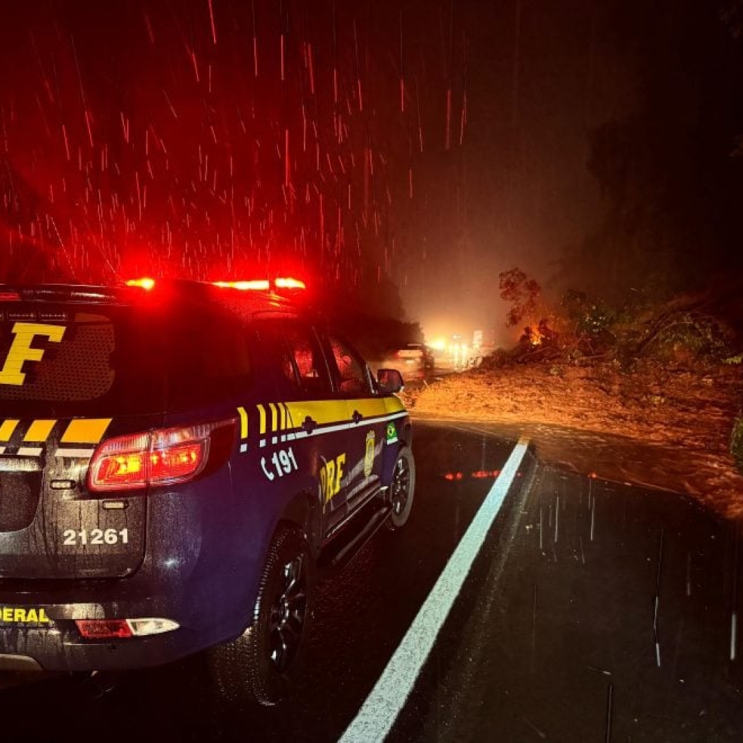 Deslizamento interdita BR-277 na Serra da Esperança em Guarapuava