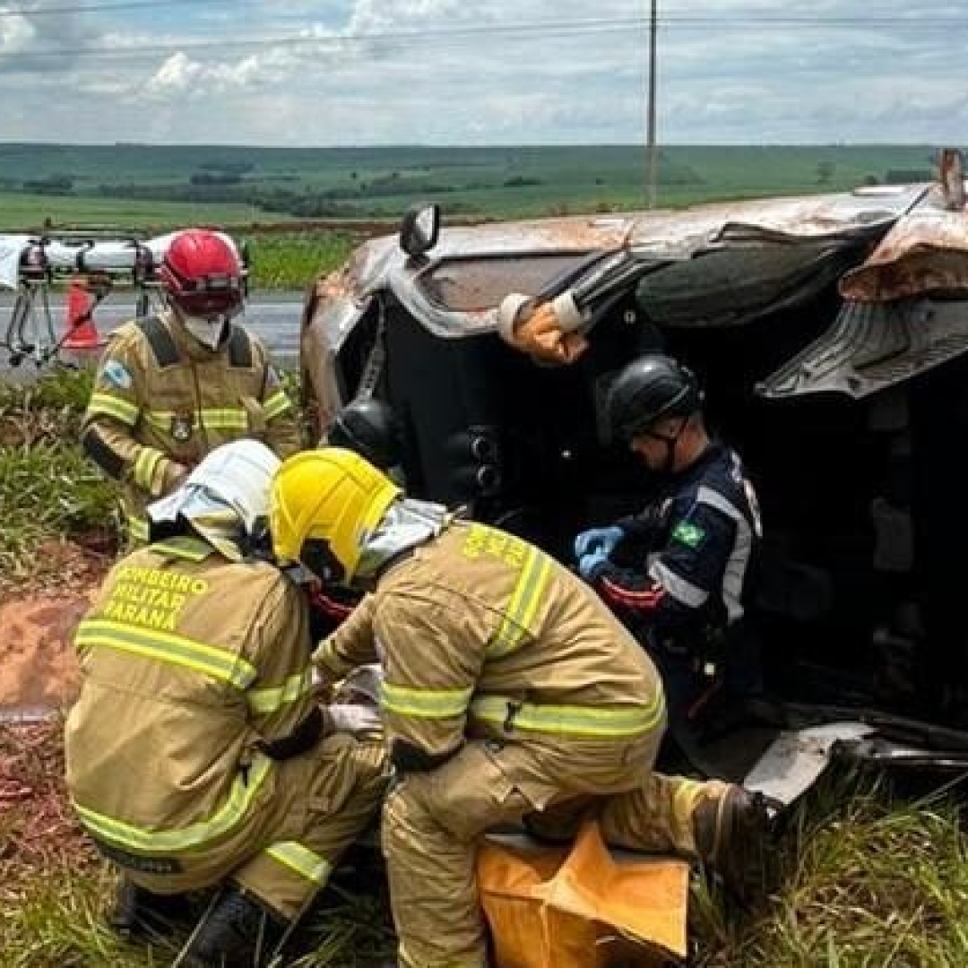 Motorista fica ferido após capotamento na PR-323 devido à chuva