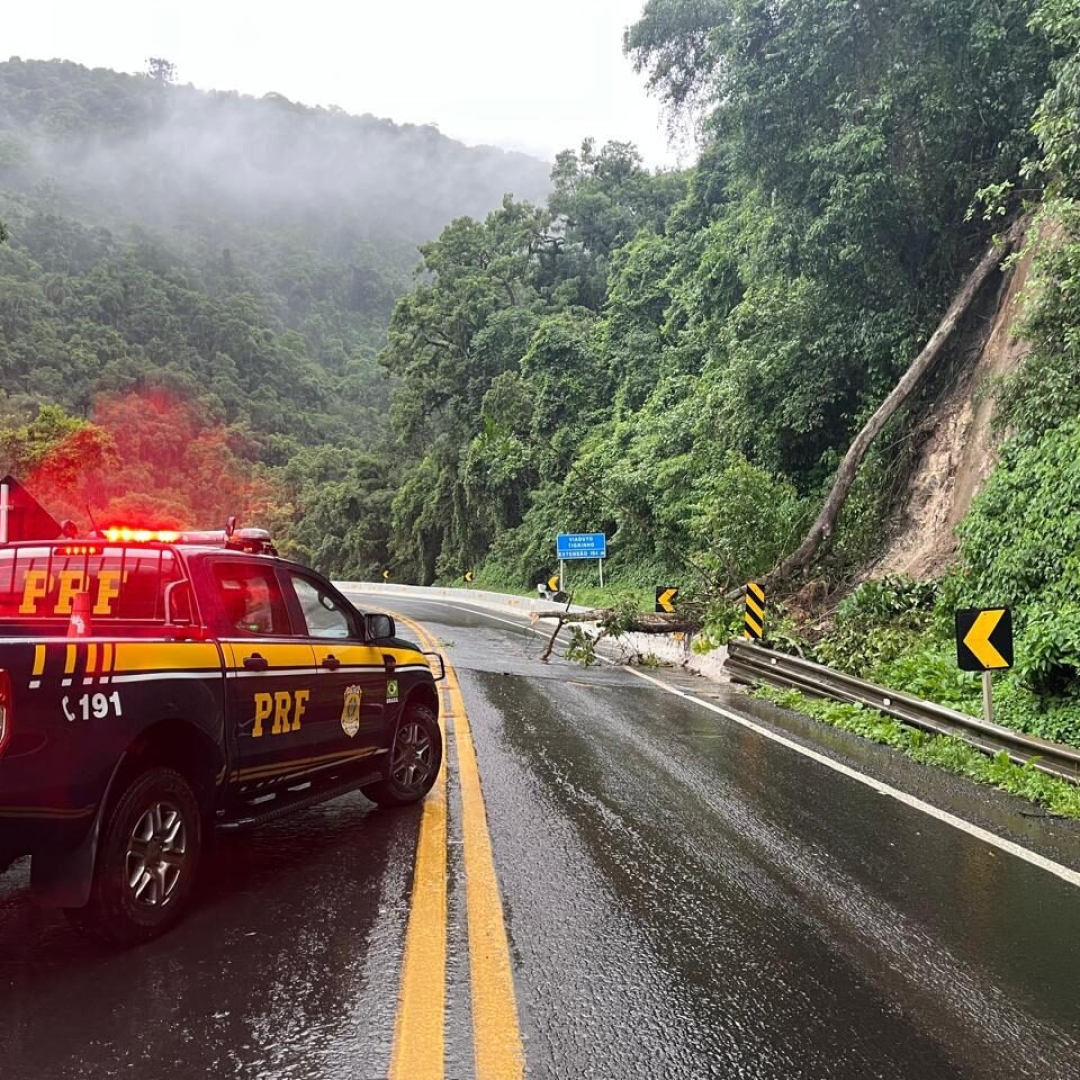 Interdição da BR-277 na Serra da Esperança permanece devido a novos deslizamentos