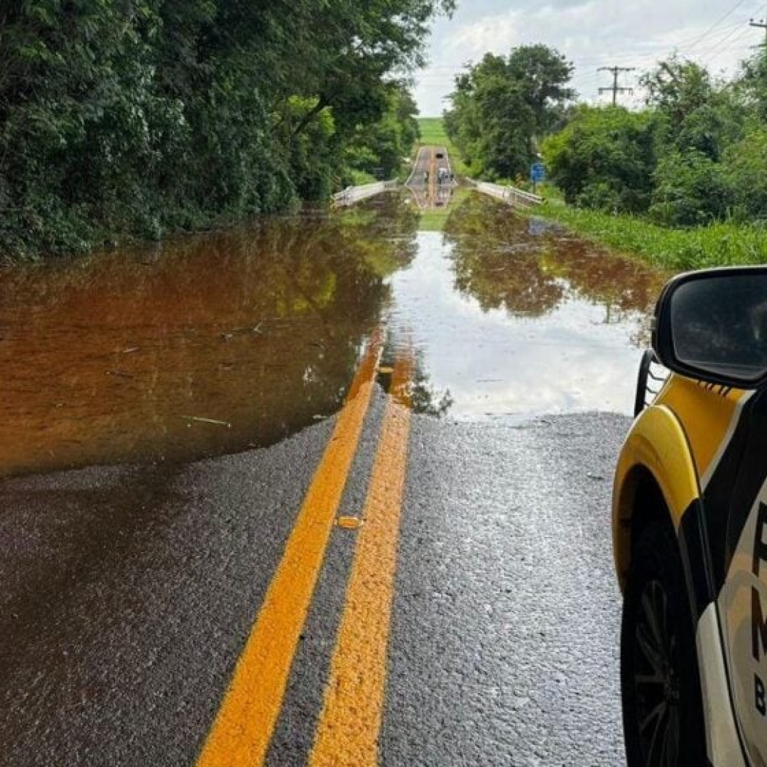 BPRv interdita trecho da PR-554 por cheia do Rio Andirá