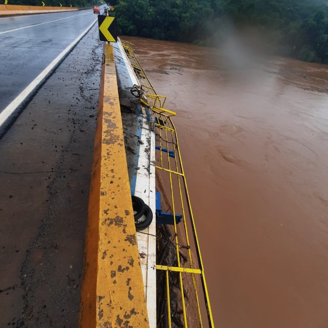 Balsa fica presa em ponte após chuvas no Rio Ivaí