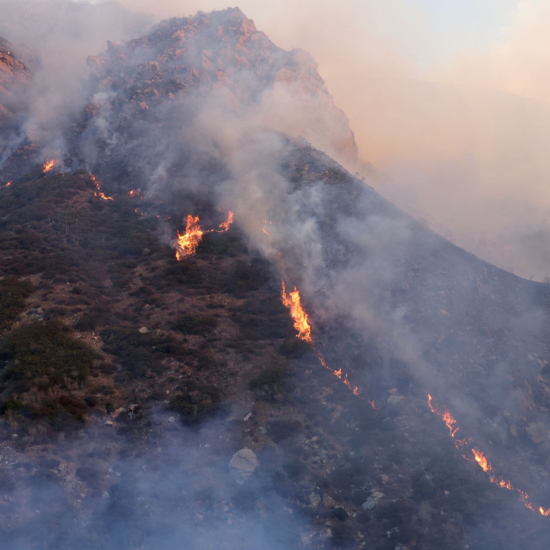 Incêndio florestal ameaça casas em Malibu, Califórnia