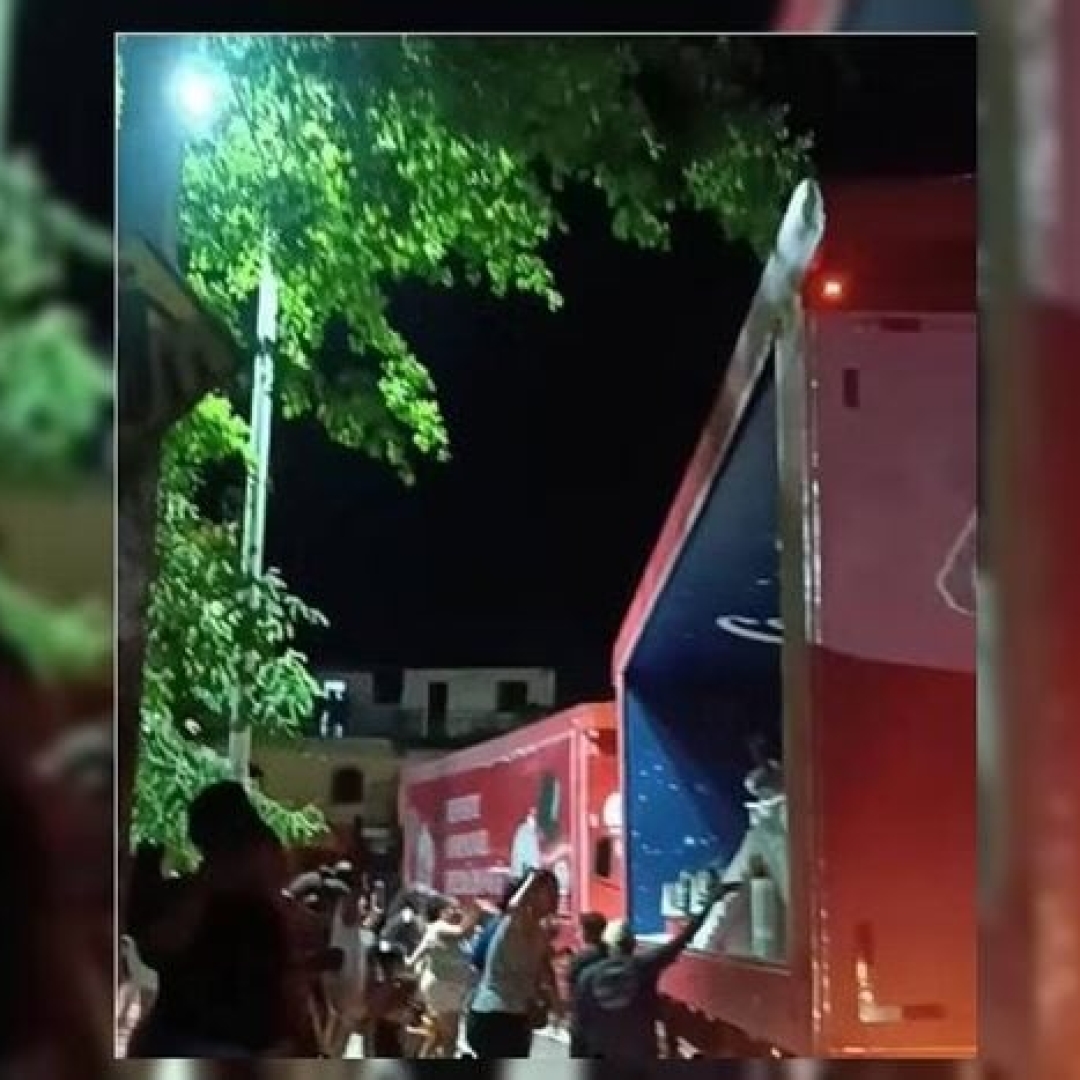 Papai Noel é apedrejado em caravana de Natal em Salvador